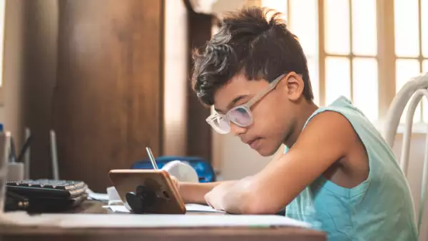 ¿Qué es X-Learning? (niño estudia a través de una pantalla de teléfono celular)