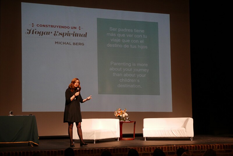 Michal promueve su programa por todo el mundo a través de conferencias y platicas.