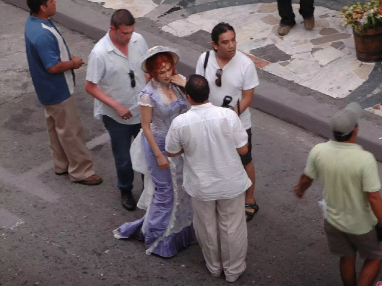 A pesar del calor de Veracruz, la también cantante no se queja y sigue las intrucciones al pie de la letra.