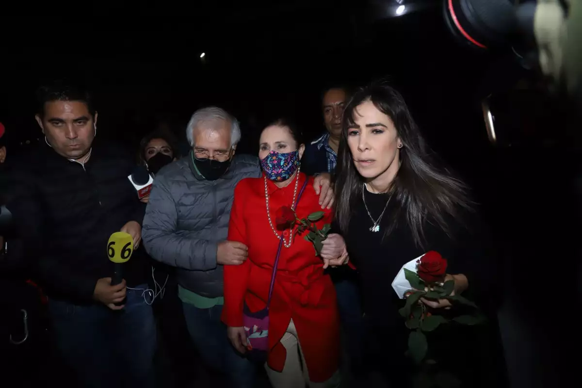 familia-rosario-robles-salida-carcel