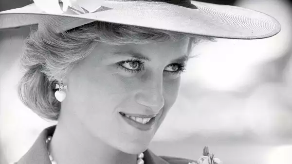 Princess Diana Of Wales - Visit Australia & Usa 3rd November 1985 Royal Tour: Australia. Princess Diana As She Arrives At Church In Melbourne....royal Visits