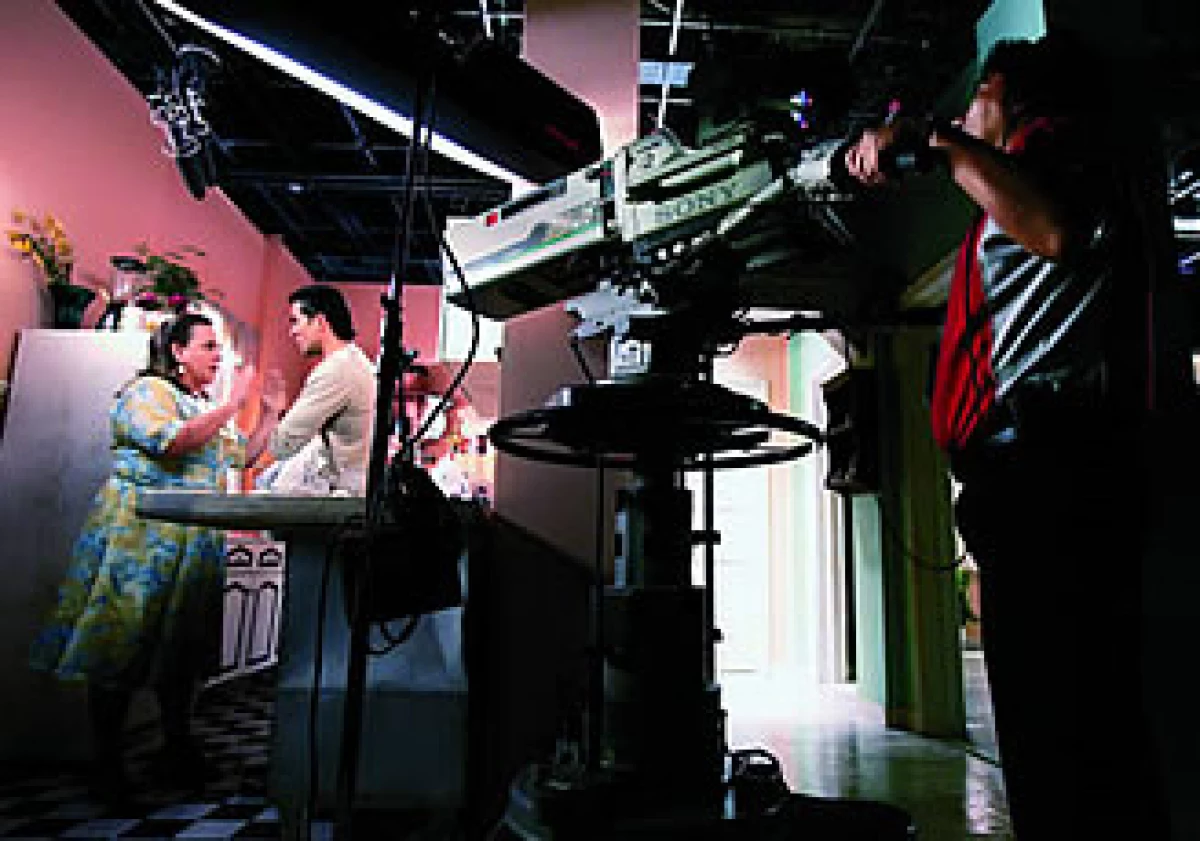 La división de televisión abierta de la empresa registró una alza de 7% en sus ventas. (Foto: AP)