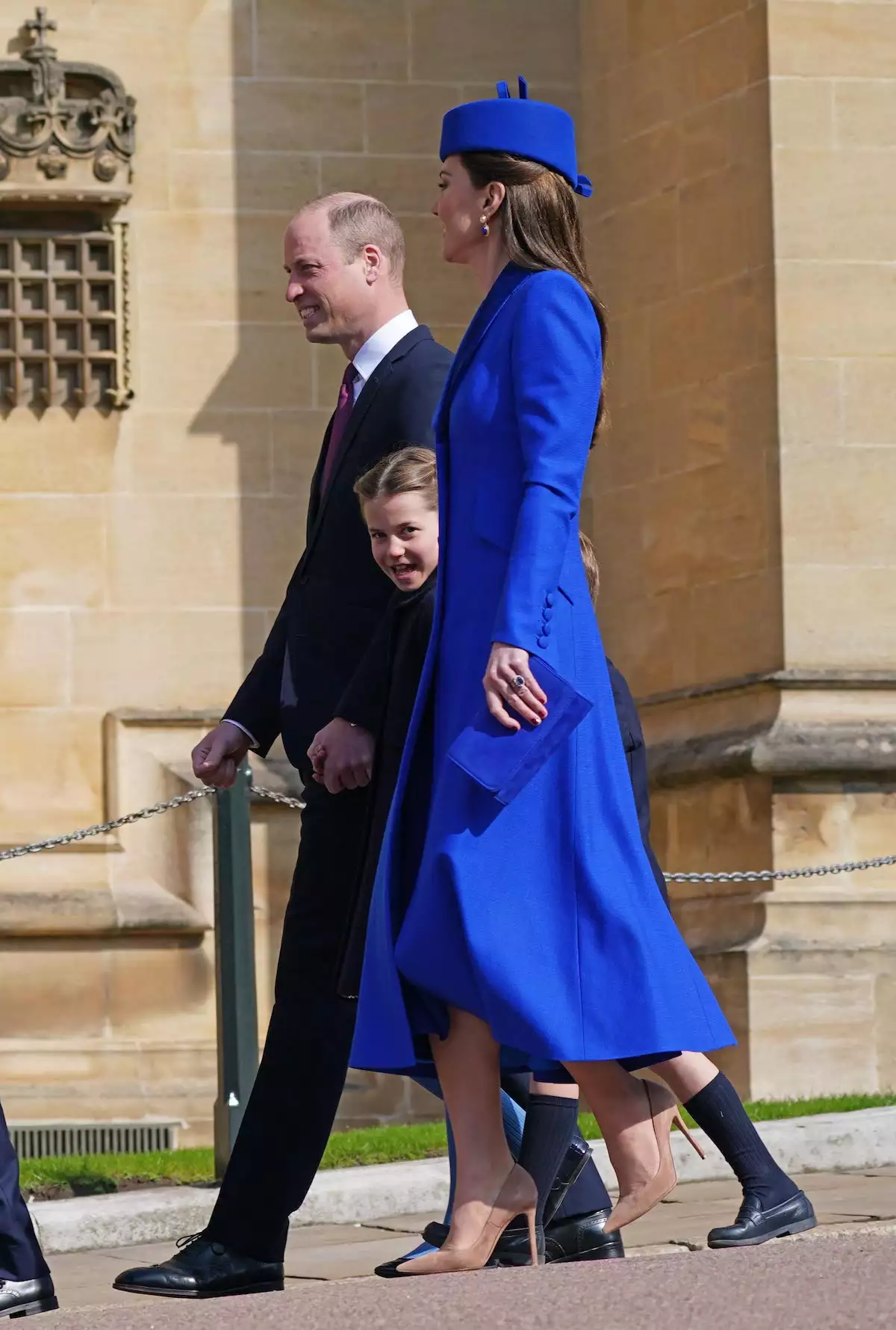 Kate Middleton caminando con el Príncipe William y sus hijos