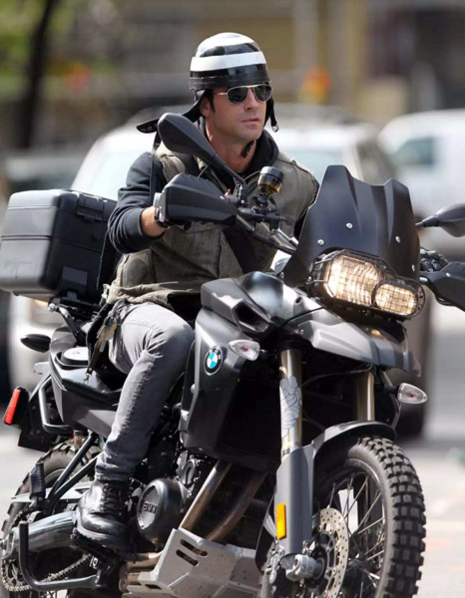 El novio de Jennifer Aniston, Justin Theroux siempre es captado paseando en su motocicleta por Nueva York.