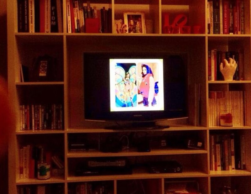 La actriz y cantante "viéndose" en la pantalla.