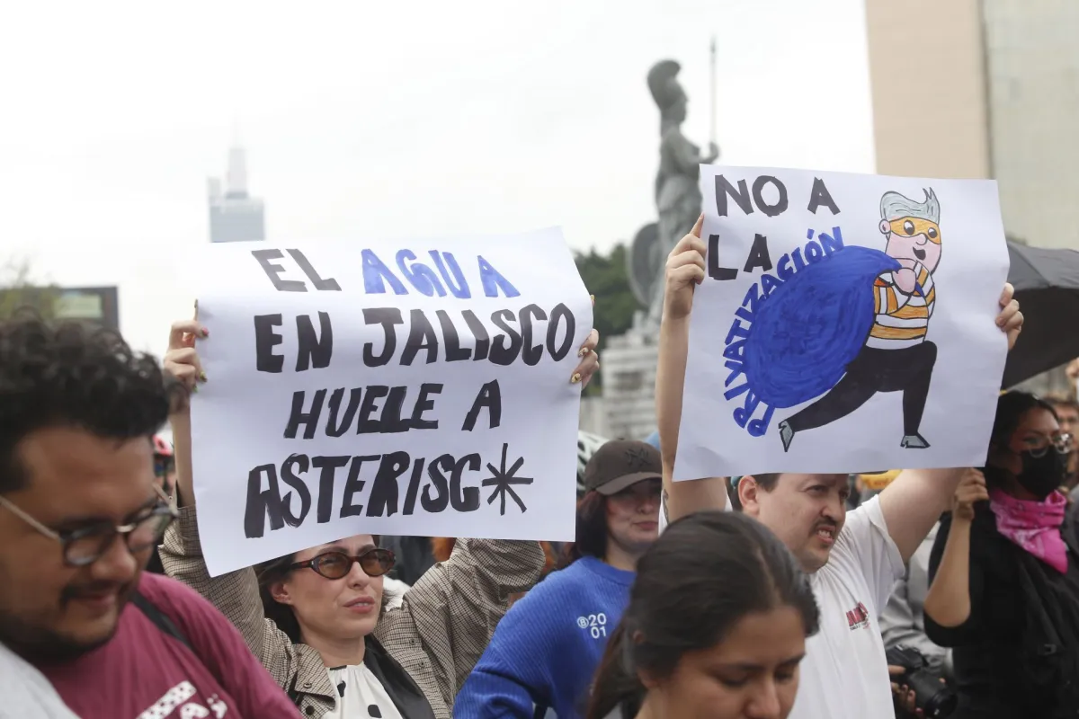 Manifestantes protestan por el problema de agua sucia en Guadalajara, Jalisco.
