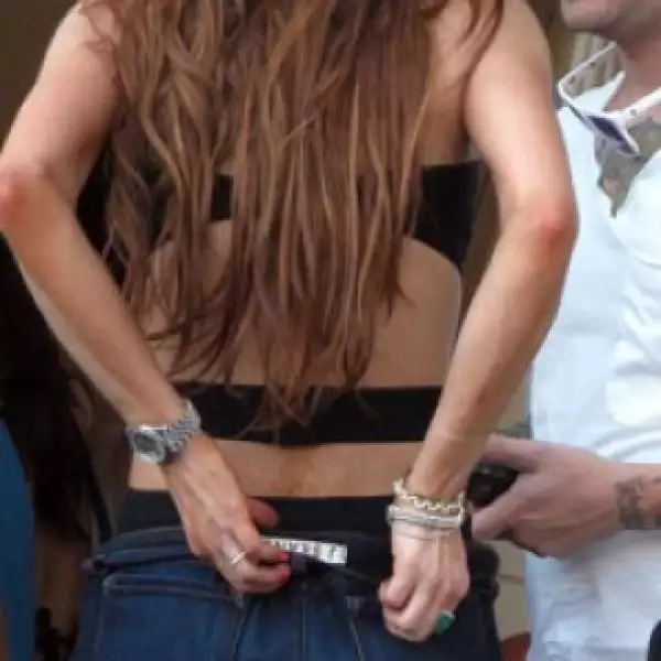 Lohan estuvo vestida para la ocasión, en traje de baño y unos cómodos shorts. Su pelo rojo y largo lo llevó por ratos sueltos y en otros recogido.