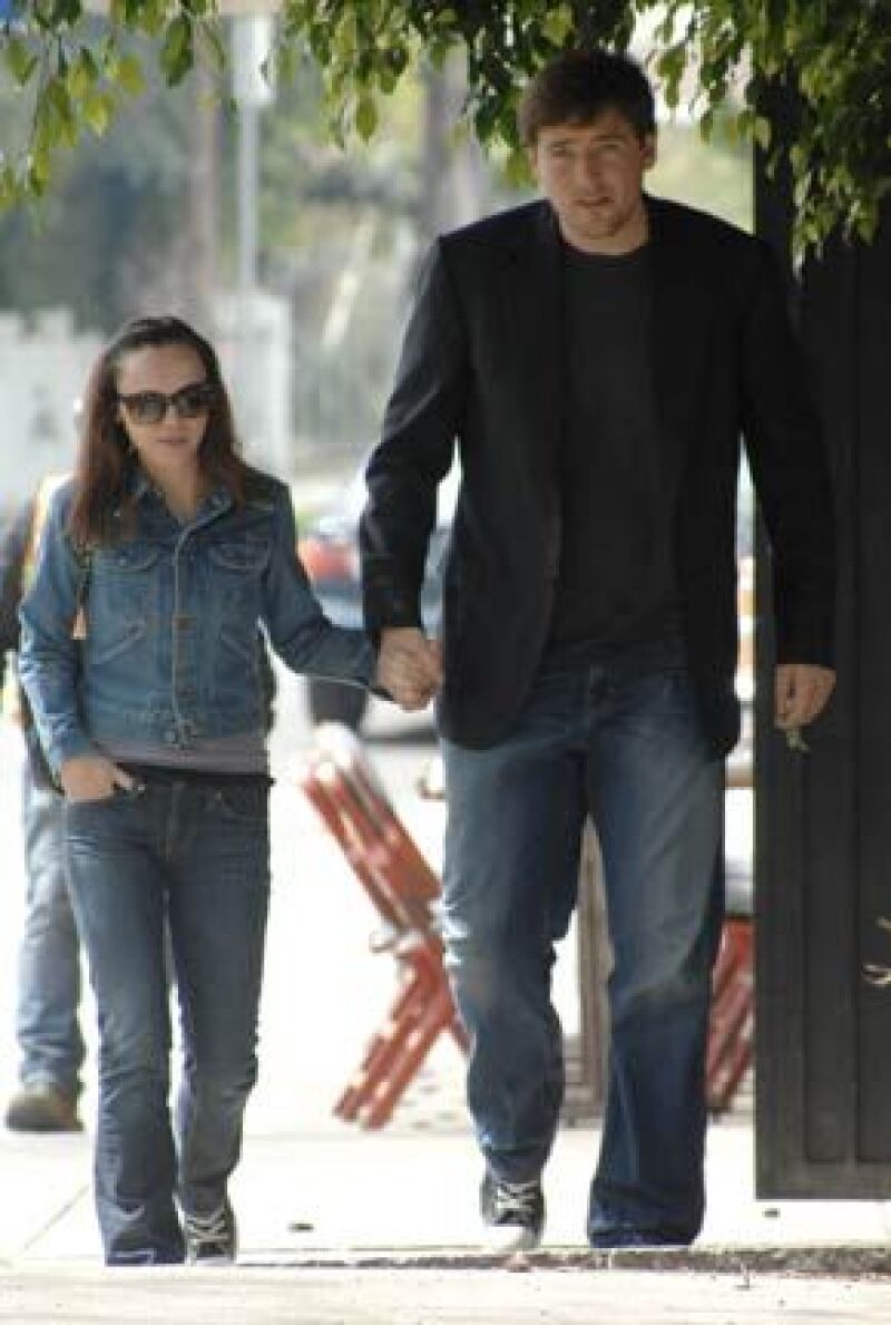 La actriz, que se hiciera famosa por su interpretación de Merlina en Los locos Adams, y su novio llevan un año con la relación.