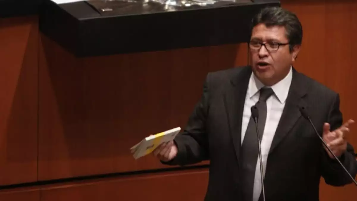 El senador Ricardo Monreal muestra documentos al Senado