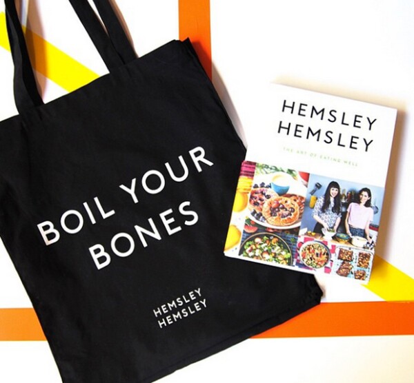 Las hermanas Hemsley tienen deliciosas recetas para el caldo de huesos en su libro y son grandes precursoras de sus beneficios.