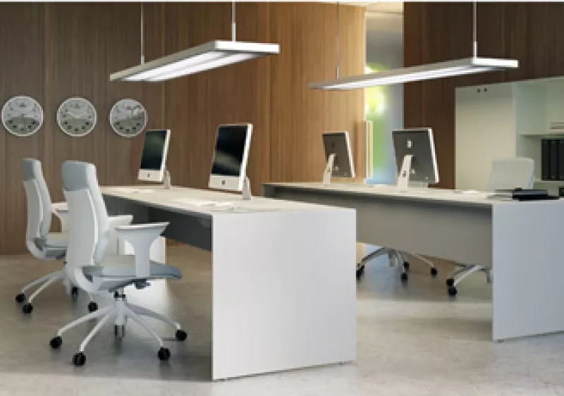 La colección Quaranta5 de Fantoni tiene bisel de 45 grados para crear el efecto visual de que el escritorio es más ligero y el diseño más sutil. (Foto: Cortesía Fantoni)