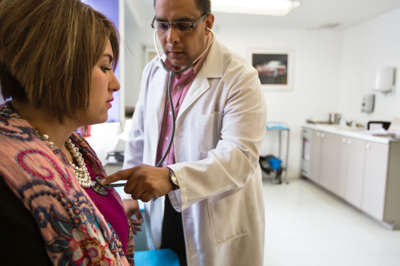 El seguro médico sube de precio, pero empresas buscan mantener la prestación a sus colaboradores