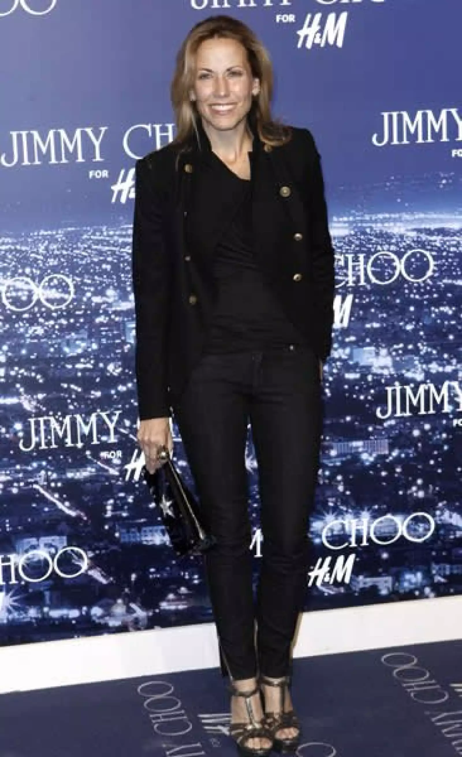 La cantante Sheryl Crow usó una chamarra de inspiración militar, skinny jeans negros y sandalias de plataforma.