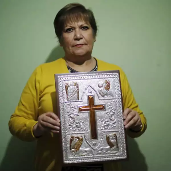 Una artesana de la Ciudad de México se encargó de hacer la portada de la Biblia que Francisco ocupará durante sus misas.
