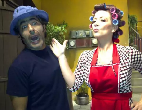 Muy en su papel, Andrea cacheteó a Raúl.