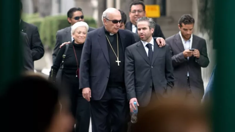 onesimo camina por la calle