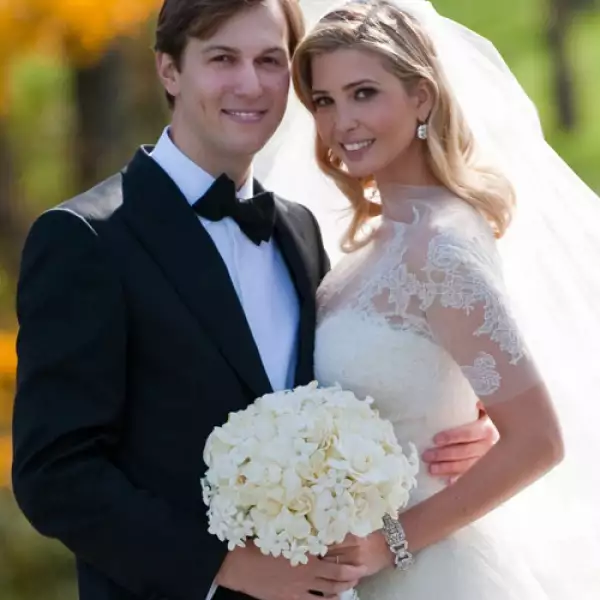 Ivanka Trump eligió un ramo de rosas blancas y stephanotis para su boda con Pared Kushner en 2009.