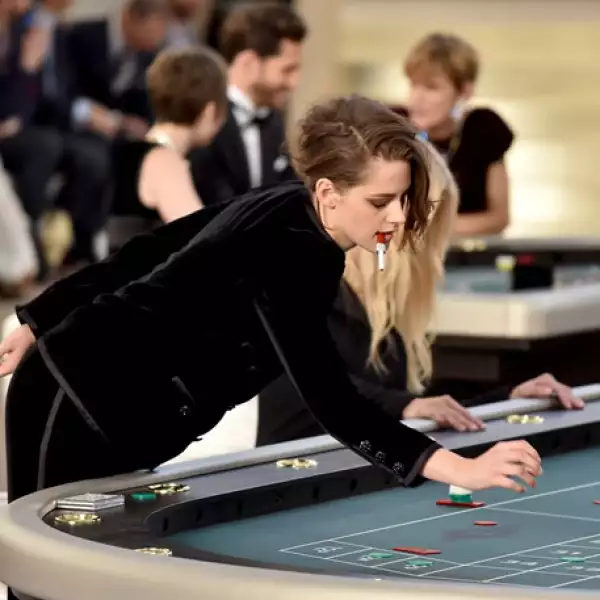 Dentro del Grand Palais de París se construyó un casino que incluye slot machines con el logo de la firma.