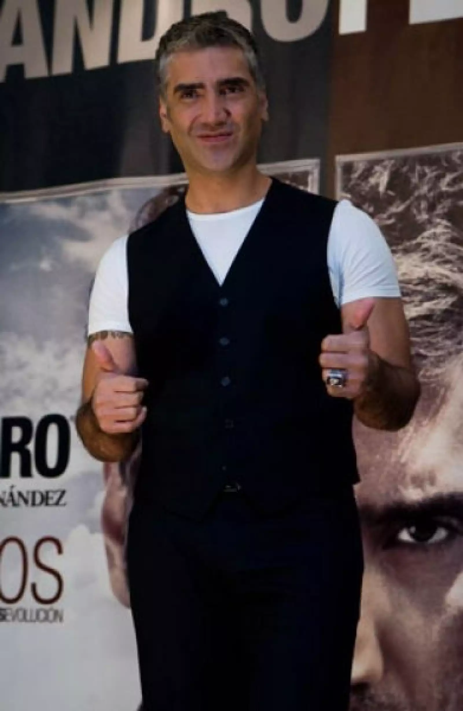 Tras presentar la edición de sus "Dos mundos", un álbum doble con repertorio en género pop y ranchero, Alejandro Fernández promete iniciar su serie de conciertos por febrero o marzo.