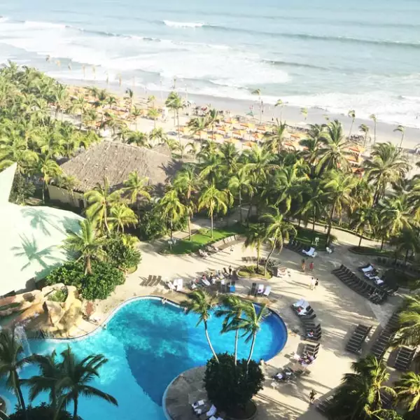 Las habitaciones del hotel Acapulco Princess, situado a la orilla del mar, tienen una increíble vista a la playa y a sus albercas.