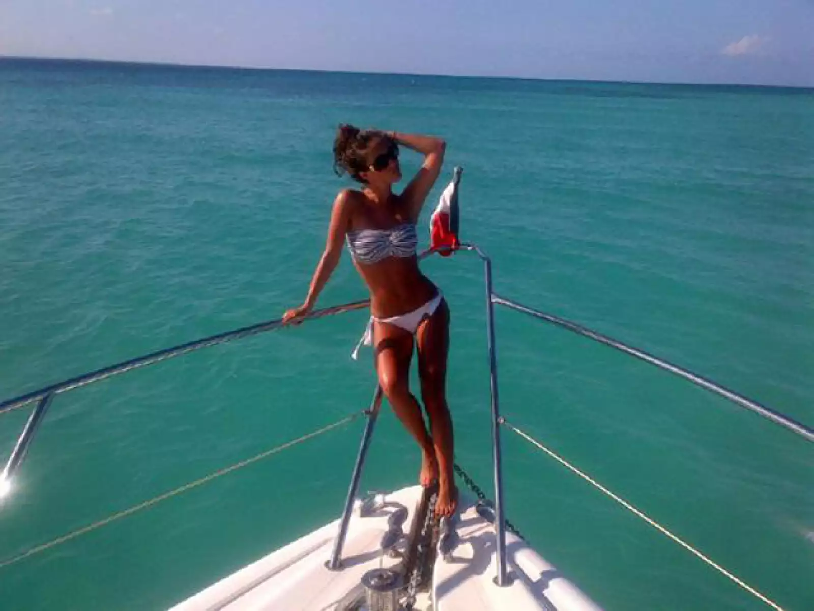 La ex RBD no dudó en posar en este traje de baño de dos piezas.