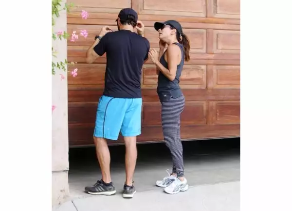 Después de hacer un poco de ejericio volvieron juntos a casa. Son una feliz pareja.