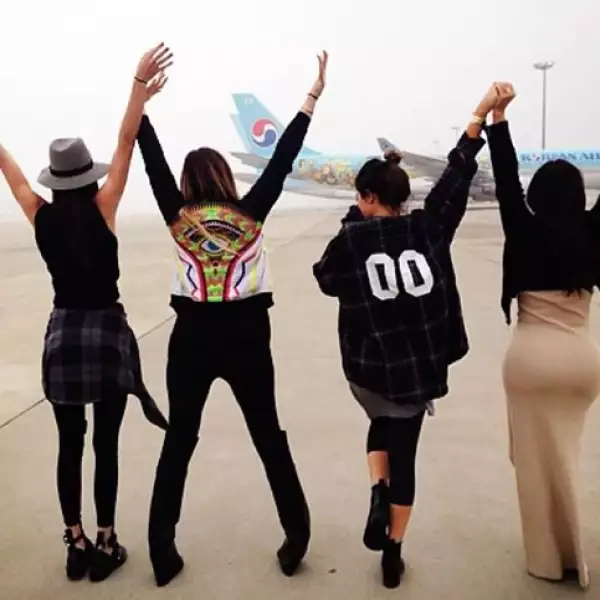 Kylie compartió esta imagen en la que aparecen Kendall, Khloe, Kylie y Kim posando como todas unas reinas del jetset.