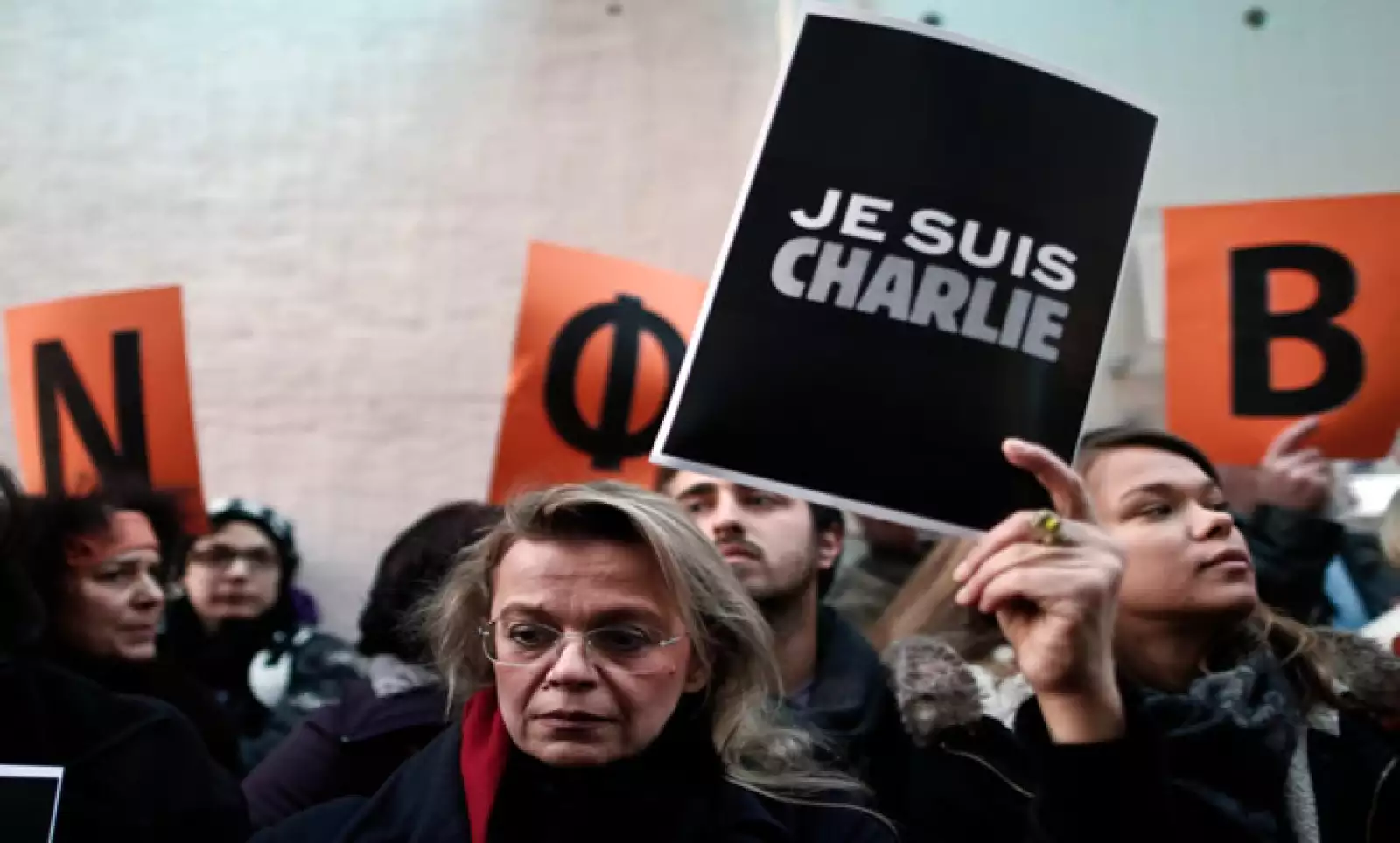 Periodistas y personas salieron a las calles de Atenas.