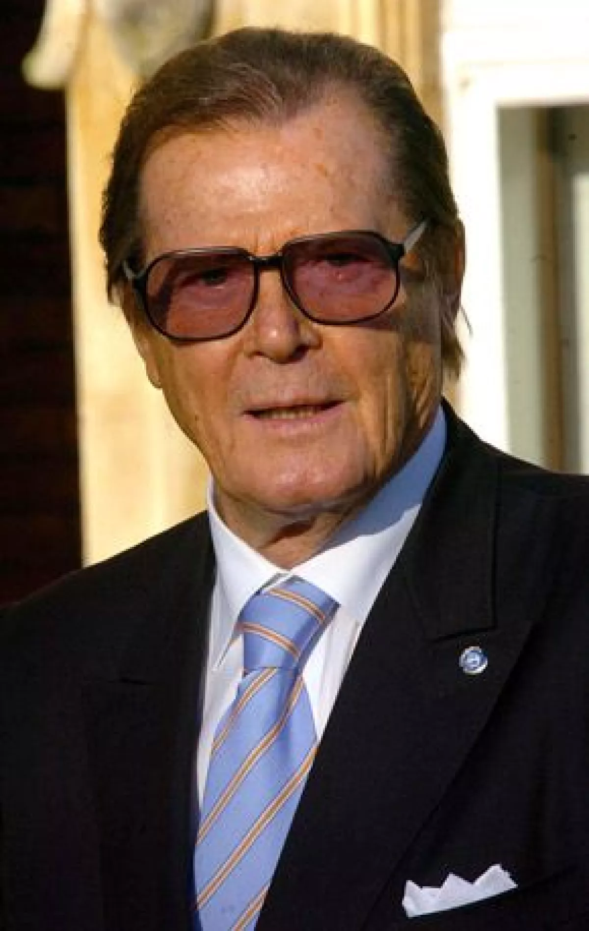 El actor británico dijo que donaría las ganancias de un concierto para que israelíes entrenen a médicos de Swazilandia sobre cómo realizar circuncisiones.