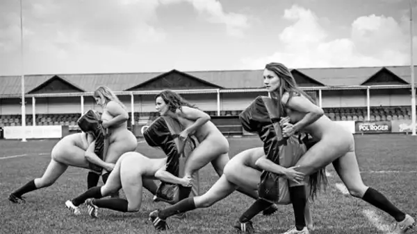 La selección femenil de rugby de la prestigiada universidad posó sin ropa para un calendario cuyas ventas serán donadas a una fundación que ayuda a personas con desórdenes alimenticios.