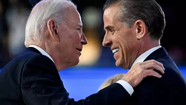 El presidente de los Estados Unidos, Joe Biden, saluda a su hijo Hunter Biden en la Convención Nacional Demócrata (DNC) en Chicago, Illinois, EE. UU. el 19 de agosto de 2024.