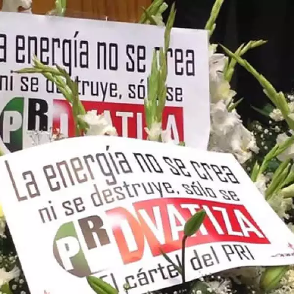 Junto con las flores los diputados colocaron mensajes en memoria de lo que llamaron la "PRIvatización" de Pemex.