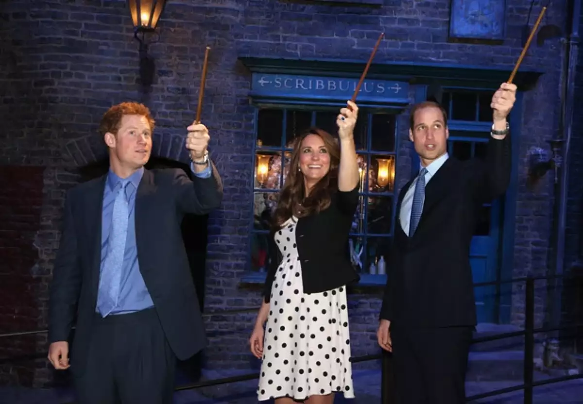 El trío acudió a los estudios Warner Bros en Hertfordshire, donde convivieron con con gente de todas las edades. Los royals se divirtieron con los trajes de dicho filme y también de `Batman´.