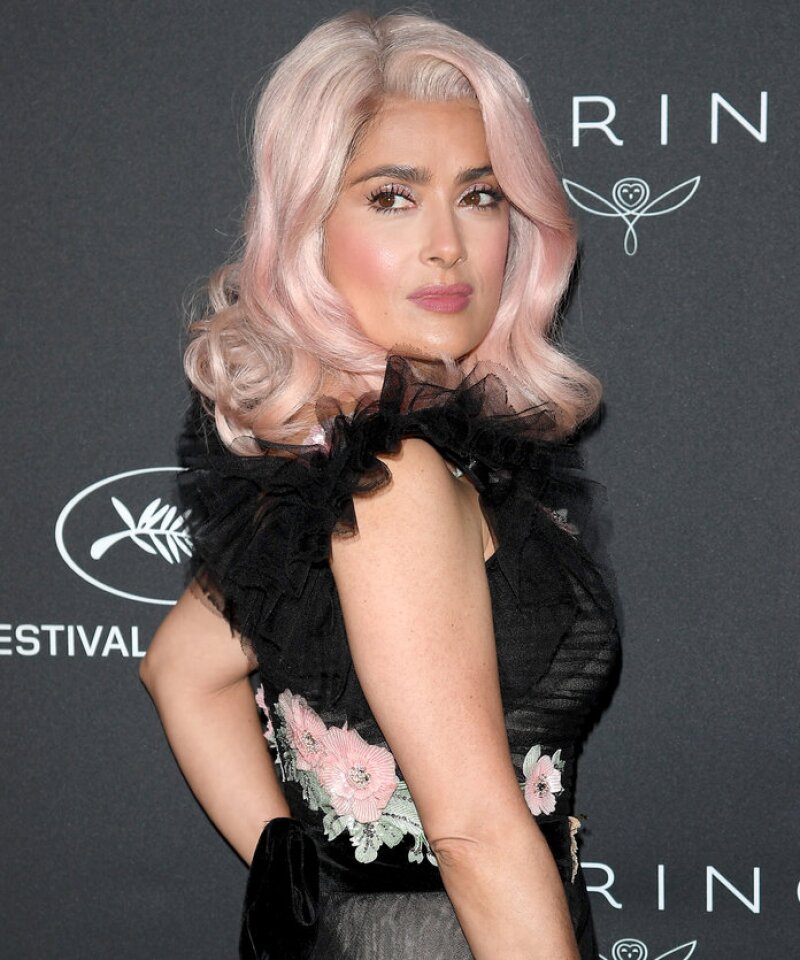Salma Hayek con una peluca rosa para Cannes 2017