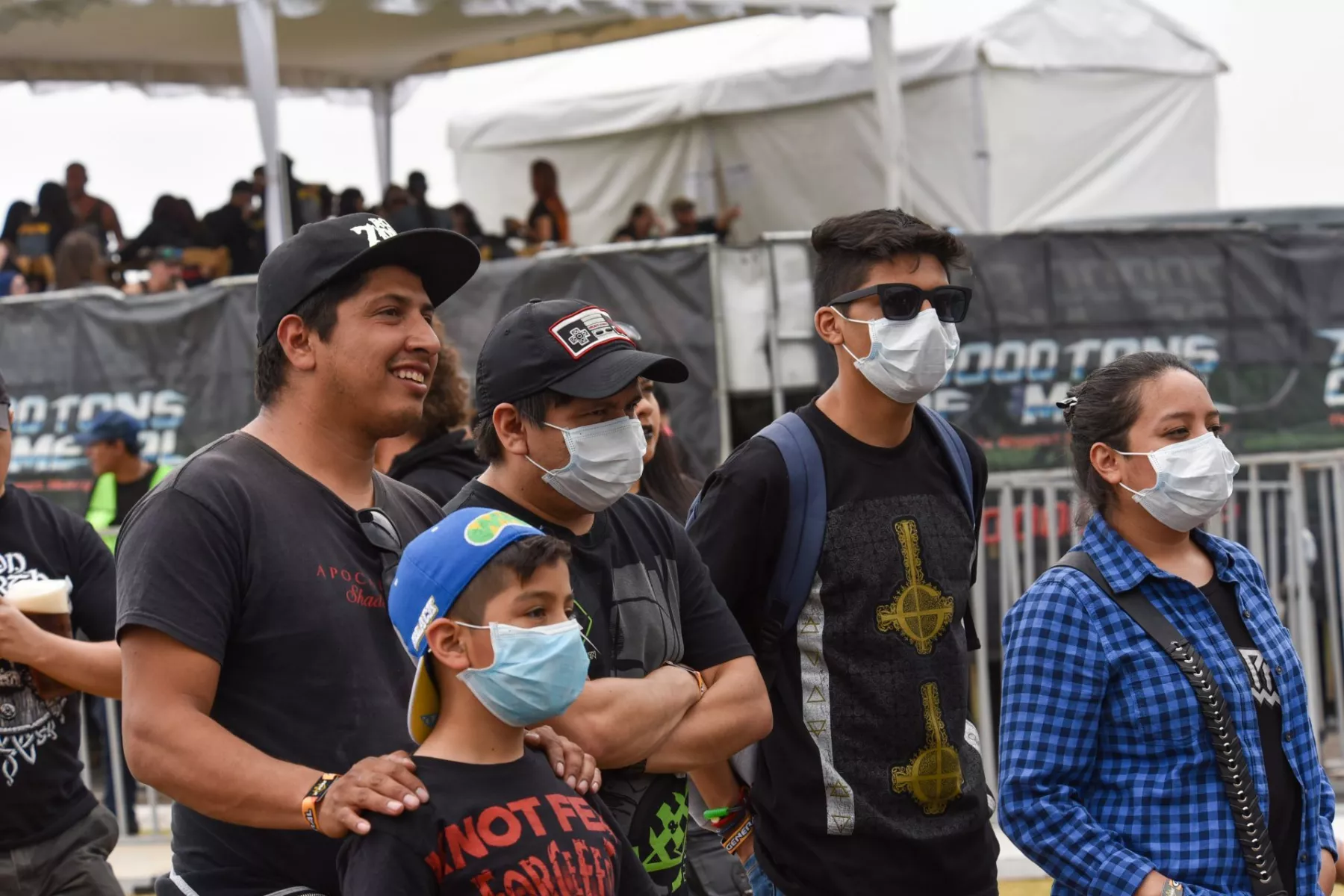 Personas usan cubrebocas durante evento en la CDMX