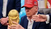 El presidente de los Estados Unidos, Donald Trump, sostiene el trofeo de la Copa del Mundo en el Despacho Oval el 22 de agosto de 2025 en Washington D. C.