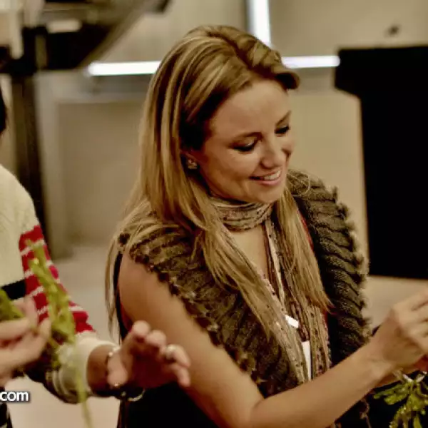 Esthela Villarreal da plática de decoración navideña