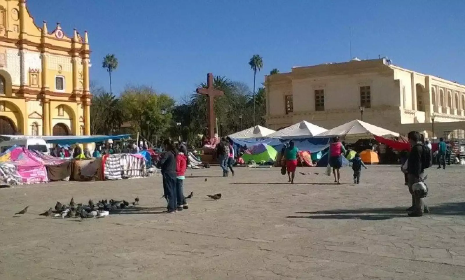 Grupos indígenas y organizaciones campesinas colocaron este domingo casas de campaña en la cabecera municipal de San Cristóbal de las Casas, Chiapas.
