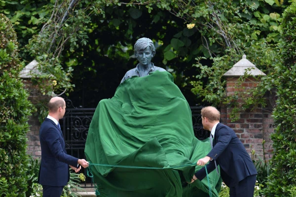 William y Harry justo al momento de revelar la estatua.