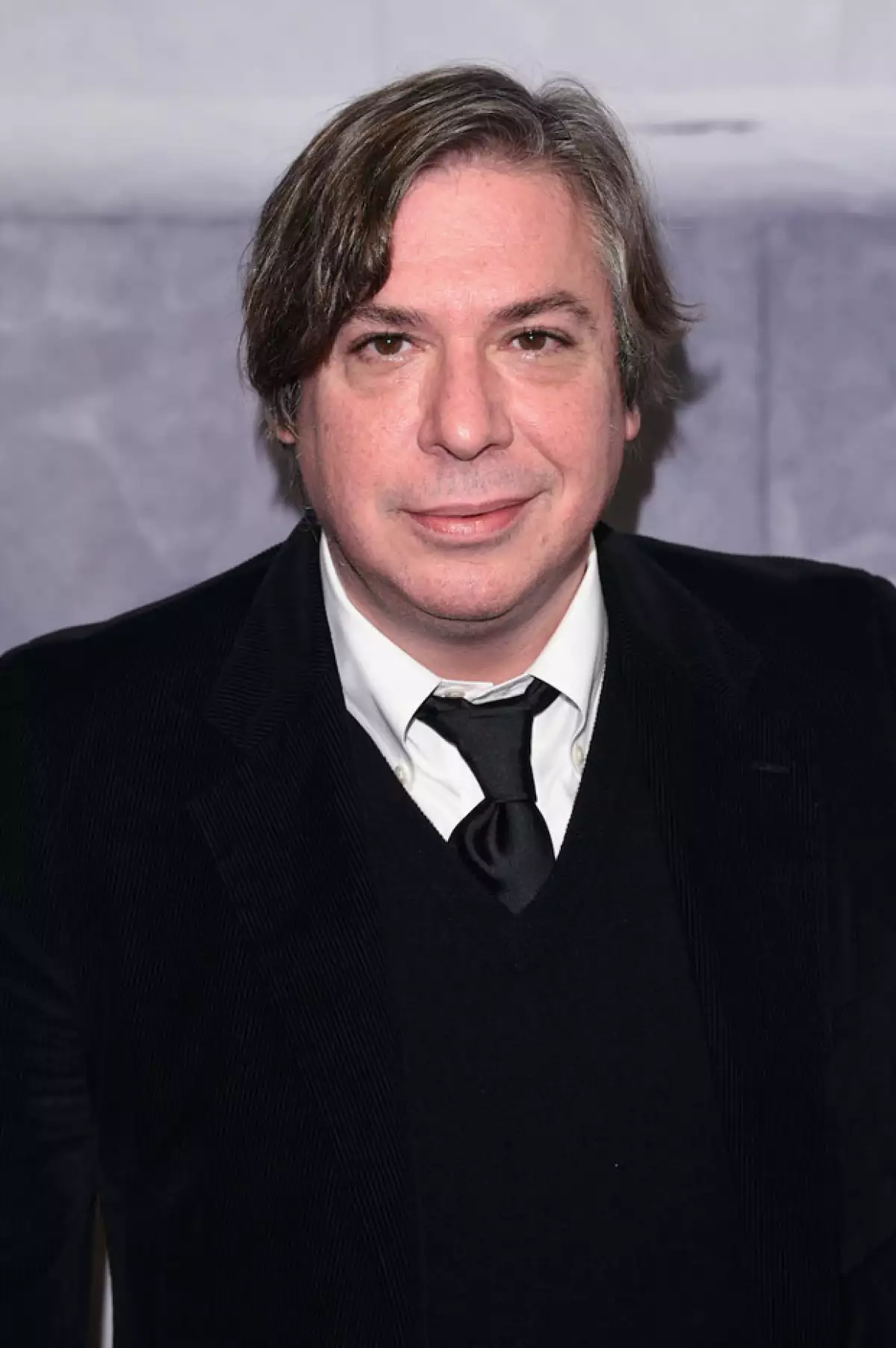 Él es el artista visual.