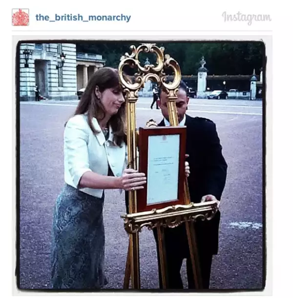 El documento firmado por el ginecólogo de Kate confirmando el nacimiento del bebé fue mostrado frente al Palacio de Buckingham.