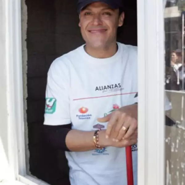 El cantante Pedro Fernández se dio el tiempo para contribuir en el levantamiento de los inmuebles que beneficiarán a familias de escasos recursos.