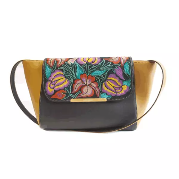 Cada una de estas bolsas es única por sus bordados chiapanecos hechos a mano.