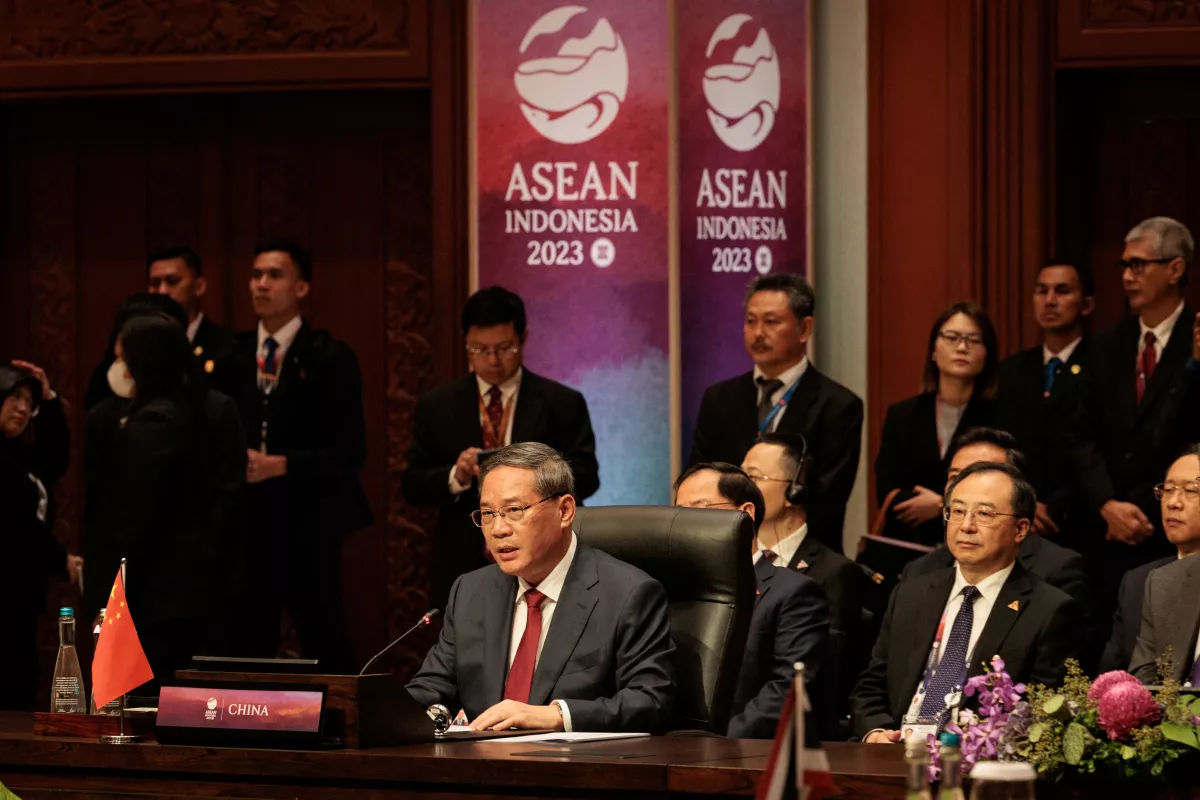 El primer ministro de China, Li Qiang (izq.), habla durante la 26a Cumbre ASEAN-China en la 43a Cumbre de la ASEAN en Yakarta, Indonesia, el 6 de septiembre de 2023.