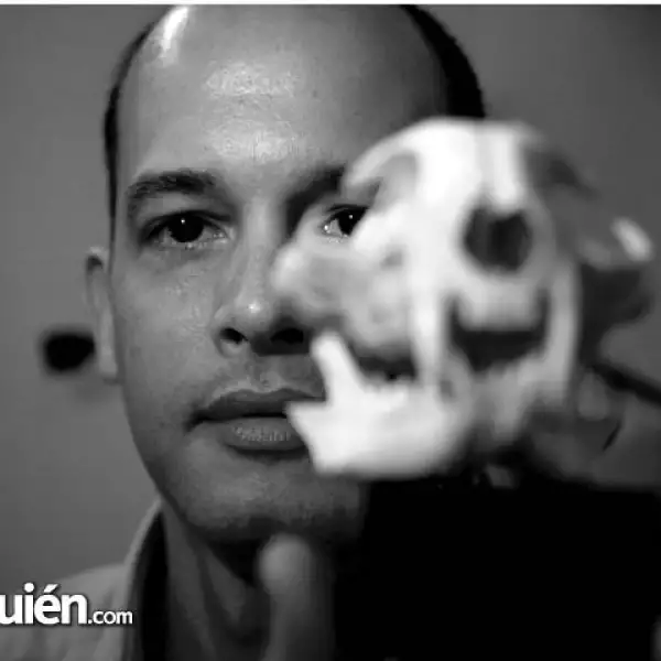 Armando de la Garza en su estudio durante un shooting para la revista Quién