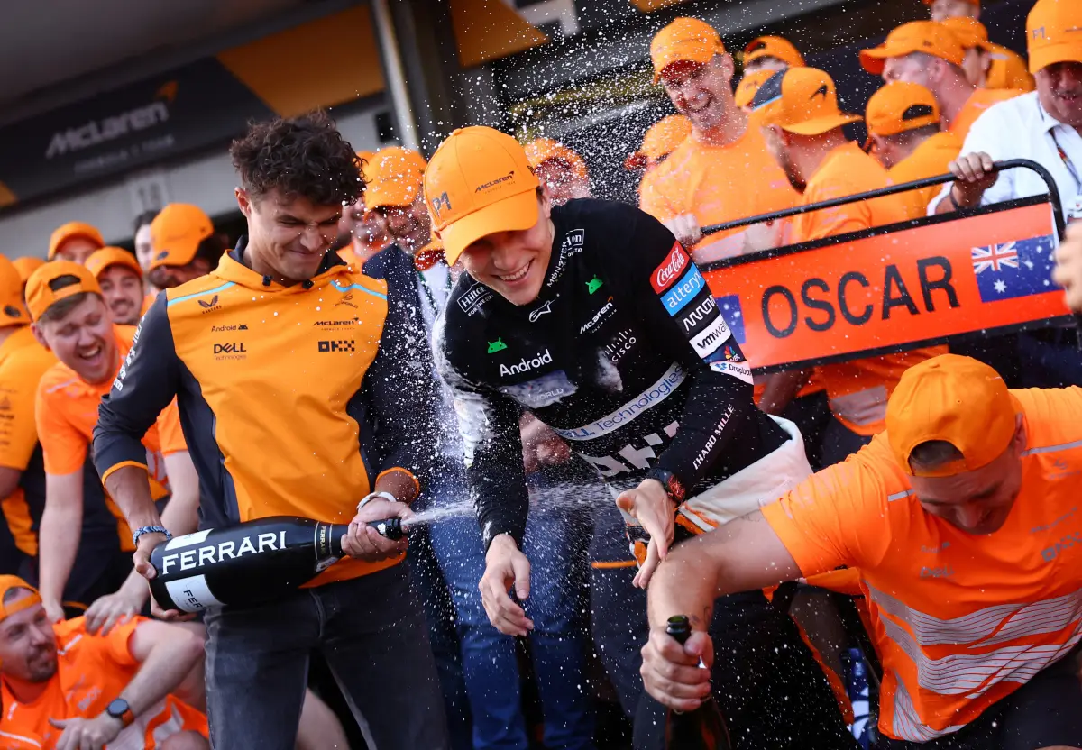 Gran Premio de Azerbaiyán - Circuito de la ciudad de Bakú, Bakú, Azerbaiyán - 15 de septiembre de 2024 Oscar Piastri de McLaren celebra con Lando Norris y su equipo en el garaje después de ganar el Gran Premio de Azerbaiyán