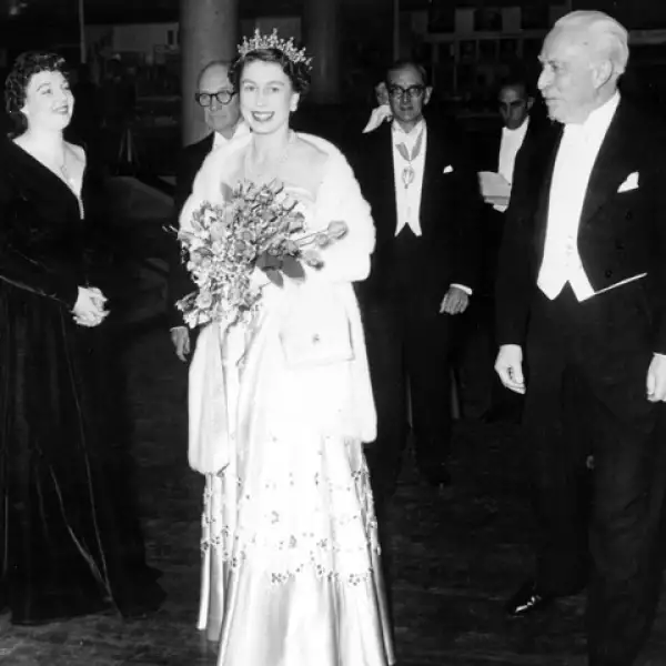 Isabel conoció a su futuro esposo, el príncipe Felipe de Grecia y Dinamarca, en 1934 y lo volvió a ver en 1937.