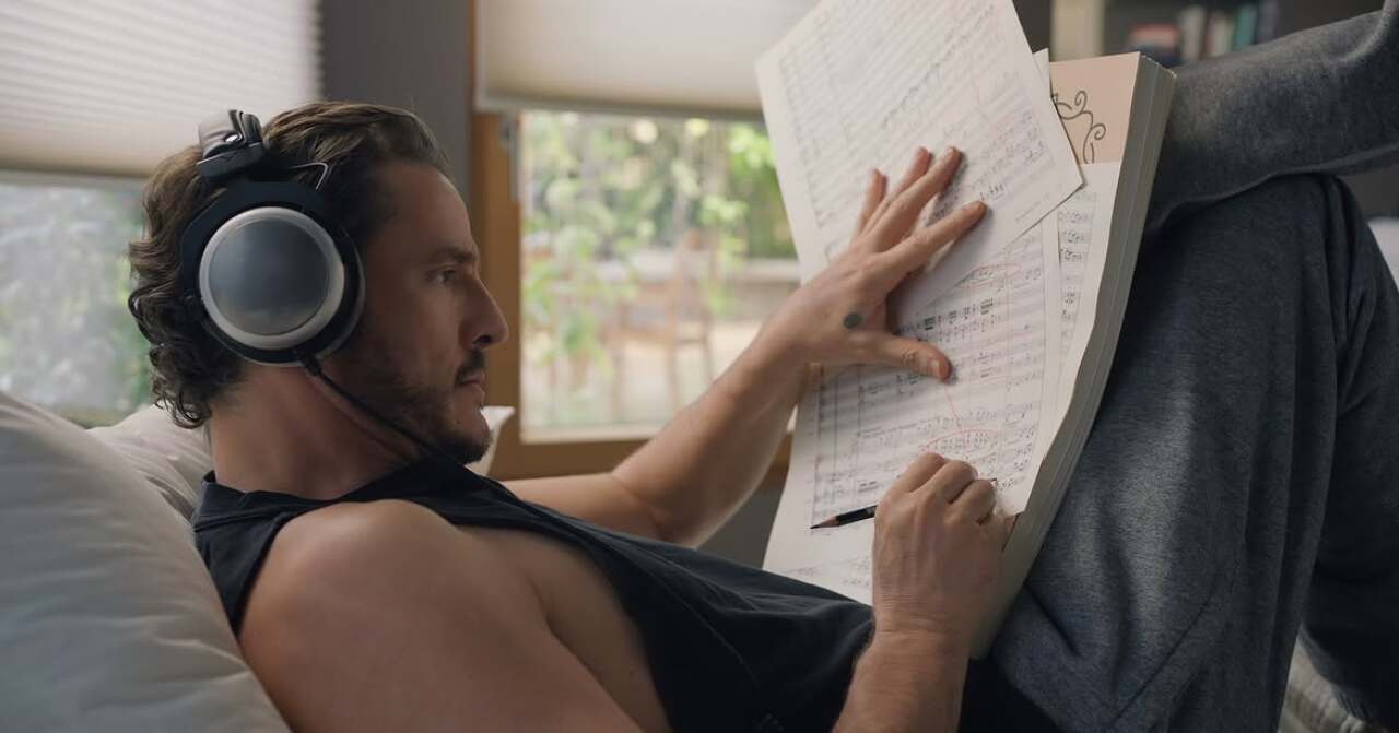 Pedro Pascal cambia la acción por la música: así luce 'Behemoth!', el intenso nuevo filme de Tony Gilroy