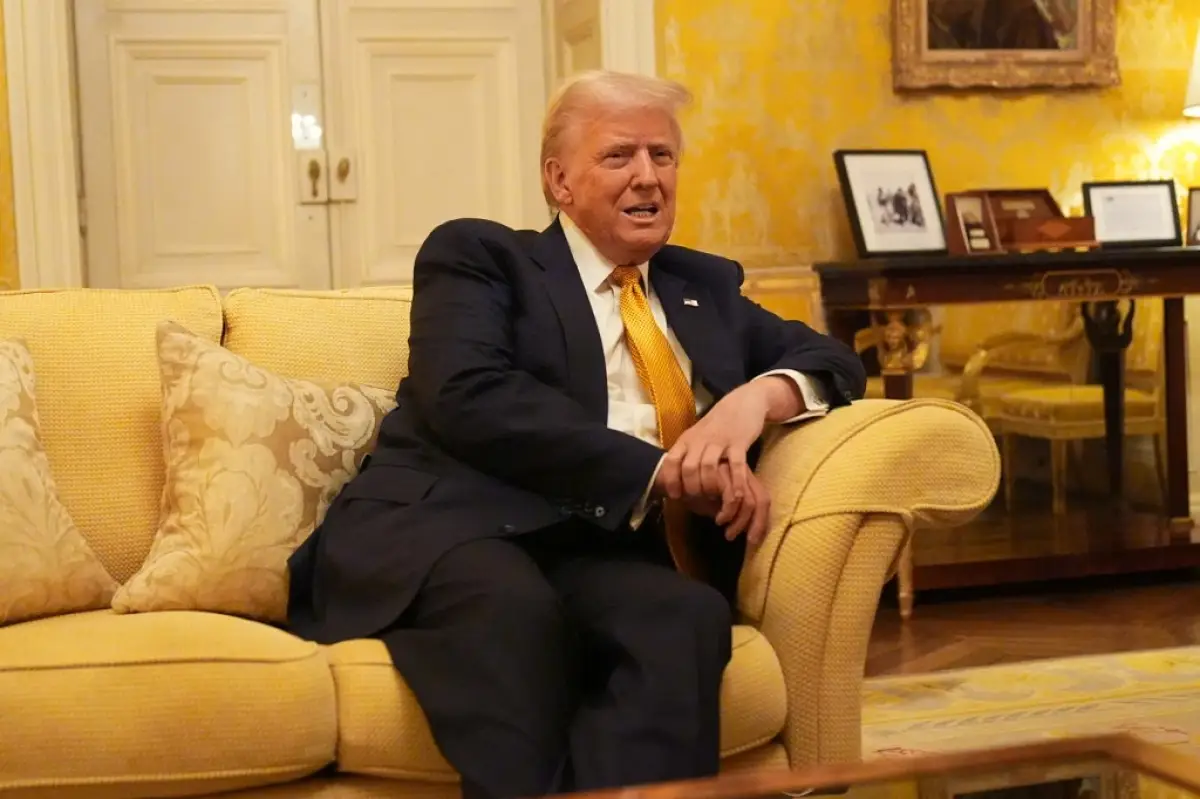 El presidente electo de los Estados Unidos, Donald Trump, se sienta en la sala Salon Jaune en la residencia de los embajadores del Reino Unido durante una reunión con el príncipe británico William, príncipe de Gales, en París, el 7 de diciembre de 2024. El presidente electo de los Estados Unidos realiza su primer viaje internacional desde su victoria electoral, preparándose para un día de intensa diplomacia mientras asiste a la ceremonia de reapertura de la catedral de Notre Dame restaurada después del incendio de 2019.