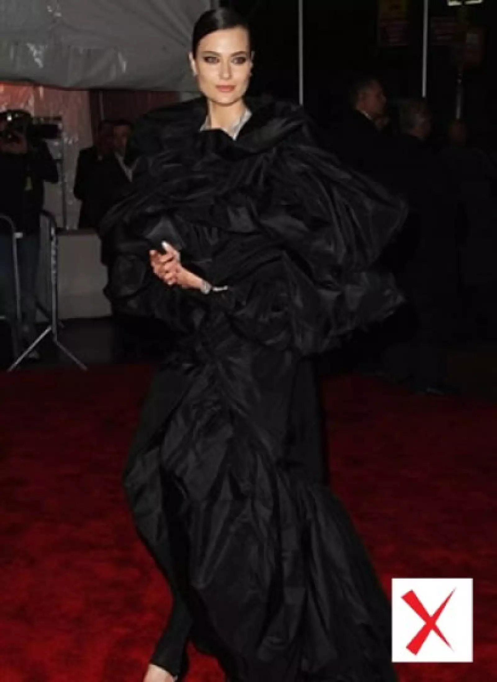 No hay comentarios para el vestido que llevó la modelo canadiense Shalom Herlow... dejó a todos sin palabras... por las razones equivocadas.